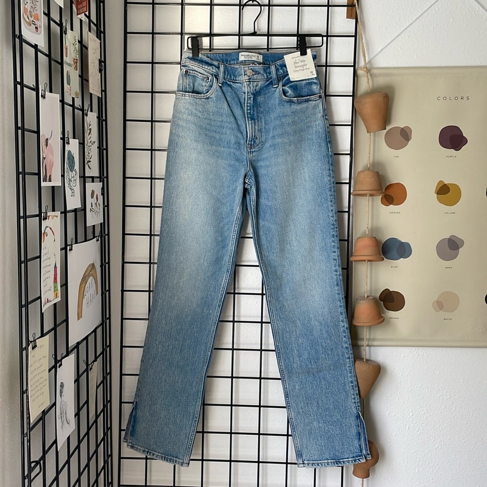 Abercrombie & Fitch 90’s Straight Ultra High Rise Light w/ Vent Hem